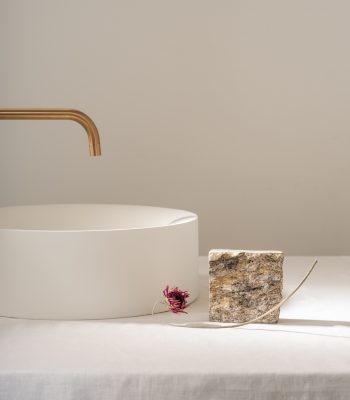 LR7M_close-up_Lavabo_Solid_Surface_iconico